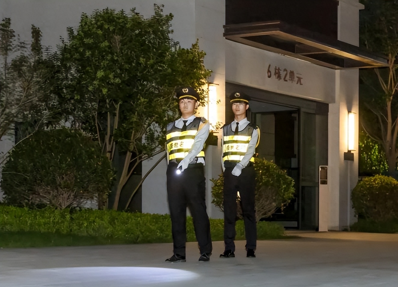 社区安防新选择：张力电子围栏守护周界安全，让管理更高效。