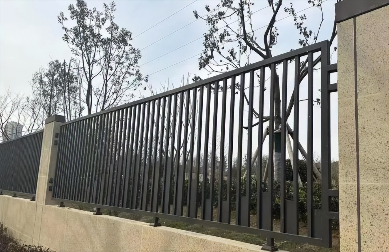 社区安防新选择：张力电子围栏守护周界安全，让管理更高效。